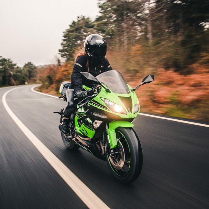 conduite-moto-neon-couleur-verte-route